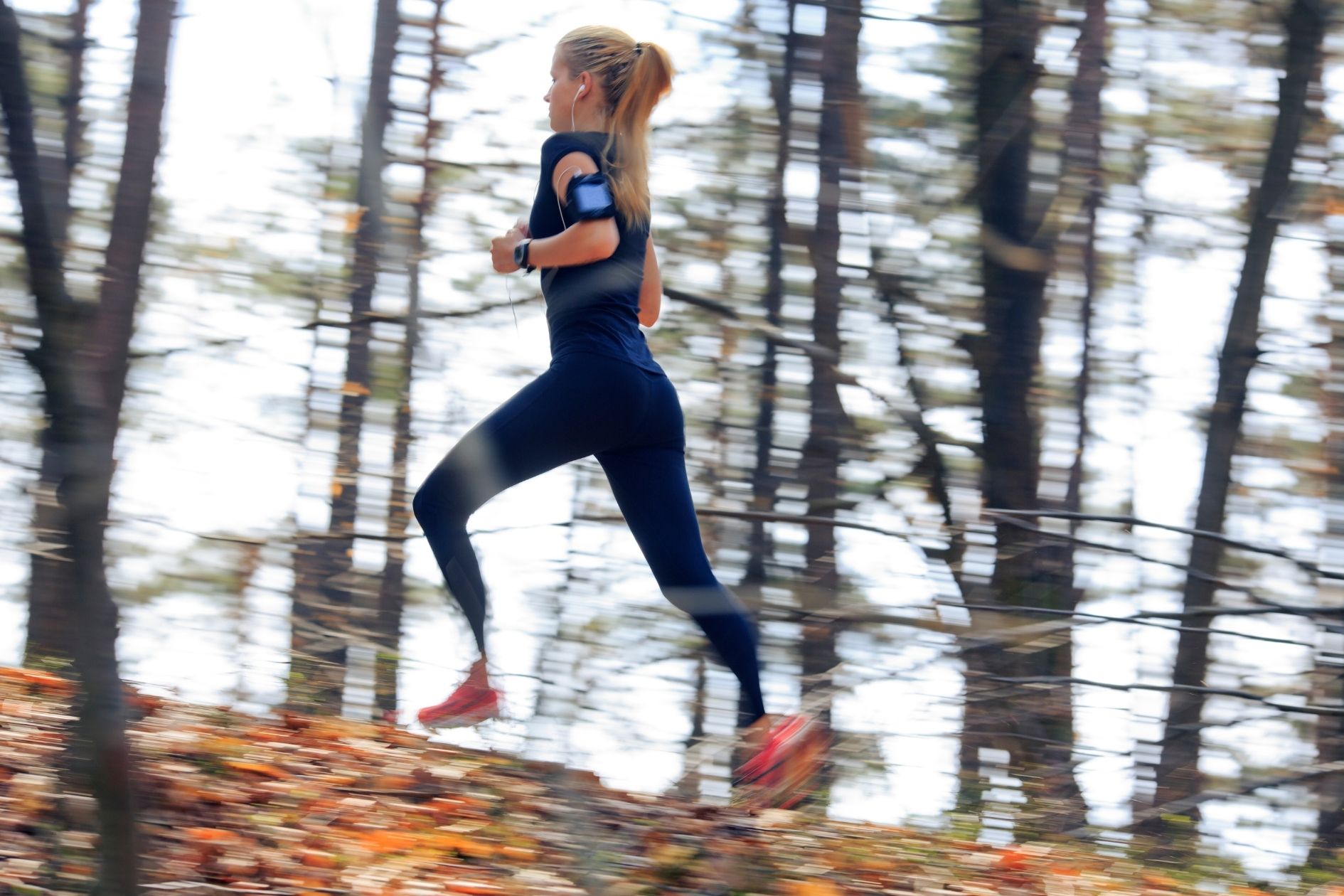 hardlopen-met-telefoon-dame-in-het-bos