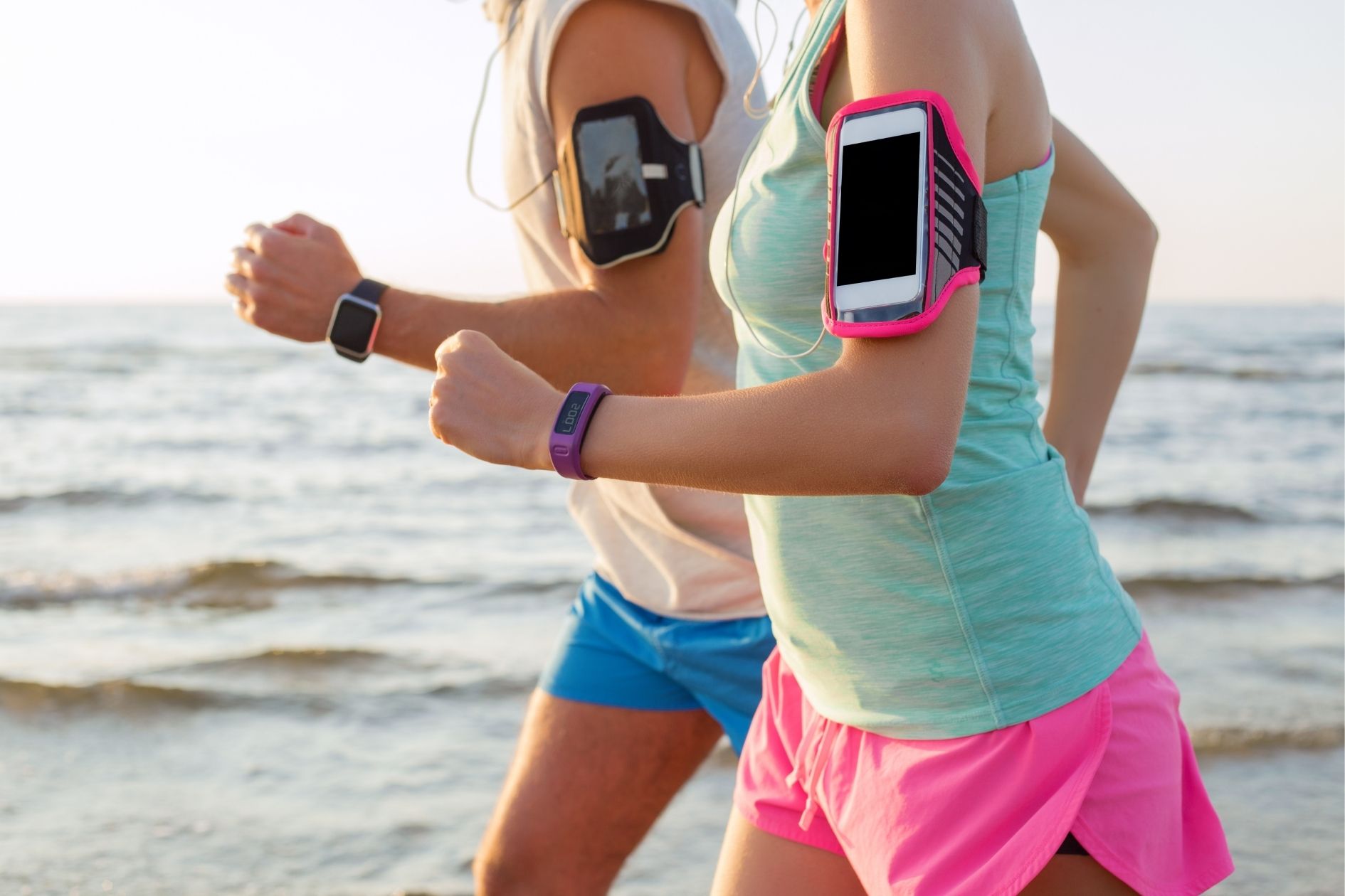 hardlopen-met-telefoon-twee-hardlopers-met-telefoons